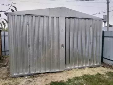 Вместительный хозблок для хозяйственных принадлежностей в цинковом цвете в СНТ Дачное, Серпуховский р-н, МО