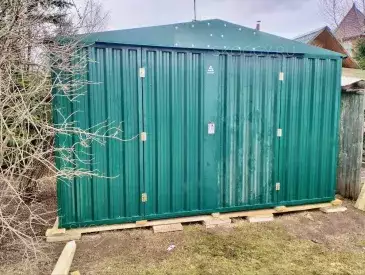 Хозблок для хранения инвентаря в ярком зеленом цвете в дер. Жостово, Мытищинский р-н, МО